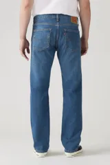 Pantalón de jean de corte recto, color azul medio.