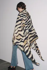 Pañuelo rectangular de modal con estampado de cebra en tonos beige y negro, y terminaciones desflecadas.