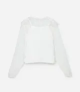 Blusa de manga larga confeccionada en tejido de laise blanco, con cuello redondo, volados frontales y mangas acampanadas.