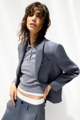 Pantalón de vestir celeste con corte palazzo, tiro alto, bolsillos laterales y cierre frontal con cremallera y botón.