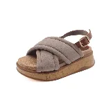 Sandalias Salomé con plataforma de yute, tiras acolchadas cruzadas color gris y tira trasera marrón con hebilla.