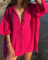 Sobrecamisa de muselina color fucsia, de corte holgado y manga larga.