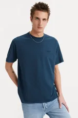 Remera azul marino de algodón con cuello redondo y logo de Levi's bordado en el pecho. Corte clásico.