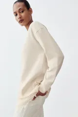 Jeans de tiro alto con diseño wide leg y largo completo. Presentan una estructura de cinco bolsillos, cintura con trabillas y cierre frontal con cremallera y botón. El diseño destaca por su patrón de rayas verticales a contraste sobre fondo claro.