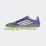 Championes de fútbol Adidas F50 Club, color violeta con detalles en blanco y amarillo flúor.