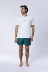 Short de baño verde esmeralda con cintura elástica y cordón ajustable.