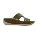 Sandalia de cuña color verde oliva con dos tiras anchas con perforaciones y apliques dorados.