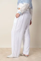 Pantalón italiano de lino azul marino, de corte amplio, con cintura elastizada y cordón ajustable.