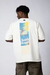 Remera negra de corte oversize con estampado en el pecho que reinterpreta la obra de Claude Monet.