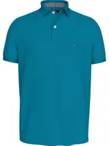 Chomba azul de Tommy Hilfiger, modelo 1985, de corte regular, con cuello tipo chomba, cartera de dos botones, logo bordado en el pecho y detalles distintivos de la marca. Confeccionada en mezcla de algodón y poliéster.