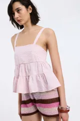 Top rosado con textura arrugada, breteles anchos y corte escalonado con volados.