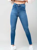 Pantalón de denim elástico con tiro alto y ajuste slim, de cinco bolsillos y lavado claro.