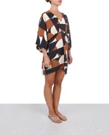 Vestido corto con estampado geométrico en tonos marrón, negro y blanco, con escote en V y mangas cortas amplias.