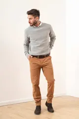 Pantalón chino color verde oliva, de corte recto y tiro medio.