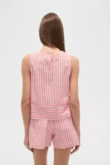 Musculosa de lino a rayas verticales en tonos beige y blanco, de corte recto con cuello a la base.