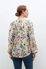 Blusa de manga larga con estampado floral multicolor y escote en V con lazo.