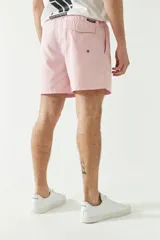 Short de baño liso para hombre con cintura elástica y cordón, con dos bolsillos laterales y uno trasero.