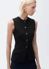 Chaleco negro de punto fino con cuello redondo, sin mangas, diseño entallado y cierre frontal con botones.