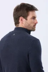 Buzo de punto color azul marino, con cuello alto y cierre frontal parcial con detalle de cuero. Presenta un diseño texturizado con franjas horizontales.