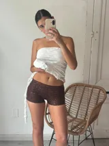 Short de tiro bajo color marrón con encaje floral.