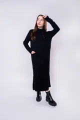 Vestido largo negro de tejido de punto, con cuello alto y mangas largas.