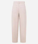 Pantalón femenino de sarga color rosa pálido, modelo baggy de cintura mediana, con trabillas, cierre tradicional y cinco bolsillos. Confeccionado con algodón certificado BCI.