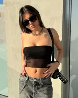 Top bandeau negro con sección inferior de tul transparente.