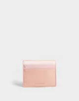Tarjetero de cuerina color rosa con tres ranuras para tarjetas.