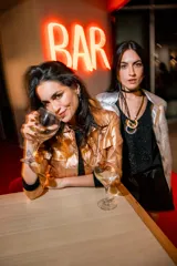 Chaqueta metalizada dorada, elastizada y con cuello camisero.