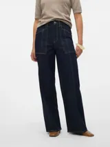 Pantalón de jean azul oscuro de corte amplio con bolsillos delanteros y traseros.