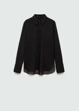 Camisa negra de plumeti con cuello camisero, manga larga con puños abotonados y cierre frontal de botones oculto.
