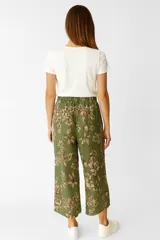 Pantalón capri blanco con estampado floral azul, de algodón y calce holgado.