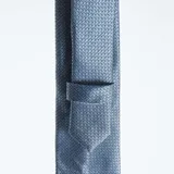 Corbata celeste con microestampado geométrico.