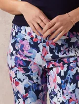 Pantalón recto de gabardina elastizada con estampado floral multicolor. Pretina ancha elastizada. Marca Zac & Rachel.