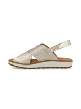 Sandalia plateada con tiras cruzadas con textura tipo piel de cocodrilo, suela blanca y tira trasera elástica.