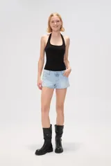 Short de jean celeste con terminaciones desflecadas.