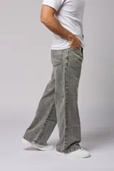 Pantalón de jean gris claro, corte amplio y tiro alto.