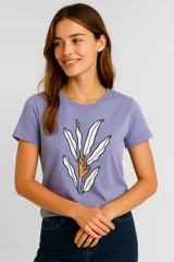 Remera negra de algodón con estampado de flores azules y texto "Let Love In".
