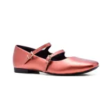 Zapato de cuero color cobre con dos tiras sobre el empeine y hebillas doradas. Taco bajo y punta redondeada.