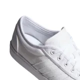 Zapatillas Adidas Adi-Ease blancas de lona con las tres tiras laterales microperforadas.