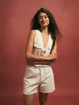 Short celeste de jean con bolsillos delanteros y traseros.