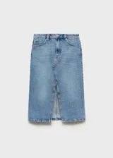 Falda midi de jean celeste con abertura frontal.