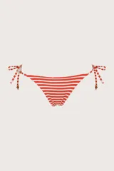 Calzón de bikini reversible, color rojo con estampado de hojas blancas. Tiene tiras laterales con cuentas decorativas.