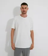 Remera blanca de manga corta, cuello redondo y corte recto.