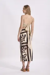 Crop top color beige de lino con tirantes finos.