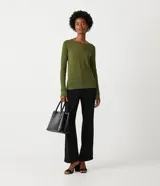 Suéter de punto color verde, con cuello barco, mangas largas y textura acanalada.