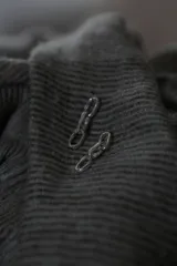 Aros colgantes plateados con forma de eslabones de cadena.