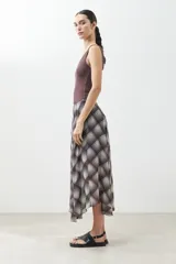 Maxi falda marrón con estampado escocés.