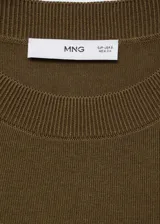 Sweater verde militar de punto fino, con cuello redondo y mangas largas.