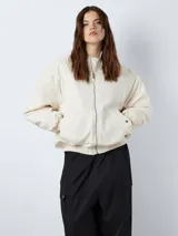 Chaqueta bomber color marfil con cuello redondo, cierre de cremallera y puños de canalé.